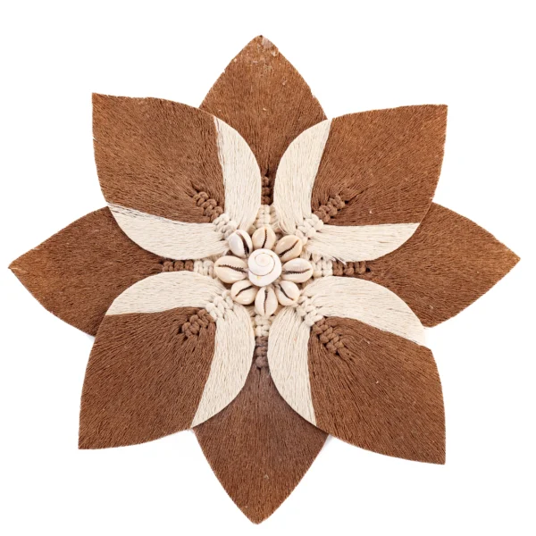Adorno Flor de Macramê Branco e Marrom com Búzios - 32cm