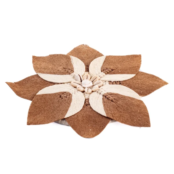 Adorno Flor de Macramê Branco e Marrom com Búzios - 32cm - Imagem 2