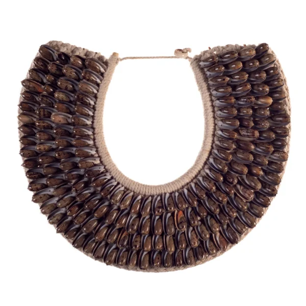 Colar de Conchas e Macramê - Caramujo Olive Brown - 35cm