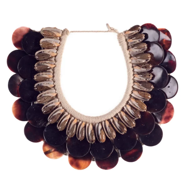Colar de Conchas e Macramê - Caramujo Olive Brown e Ostras Vidraças - 35cm
