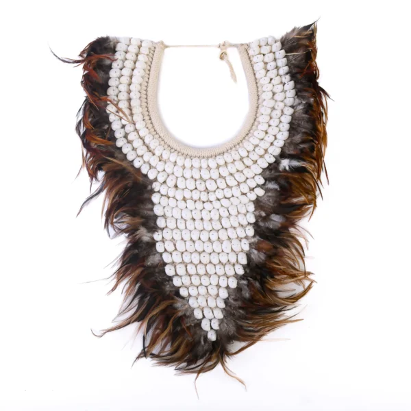 Colar de Conchas - Caramujo branco e Penas Marrons - 50cm