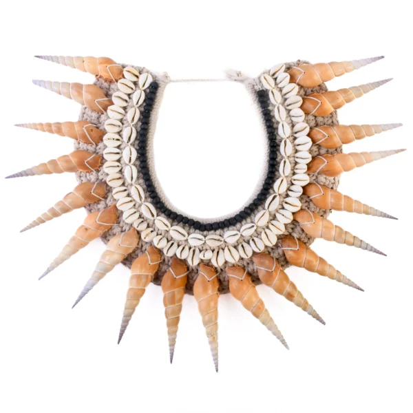 Colar de Macrame -Cypraea Moneta e Turritela - 43x34cm