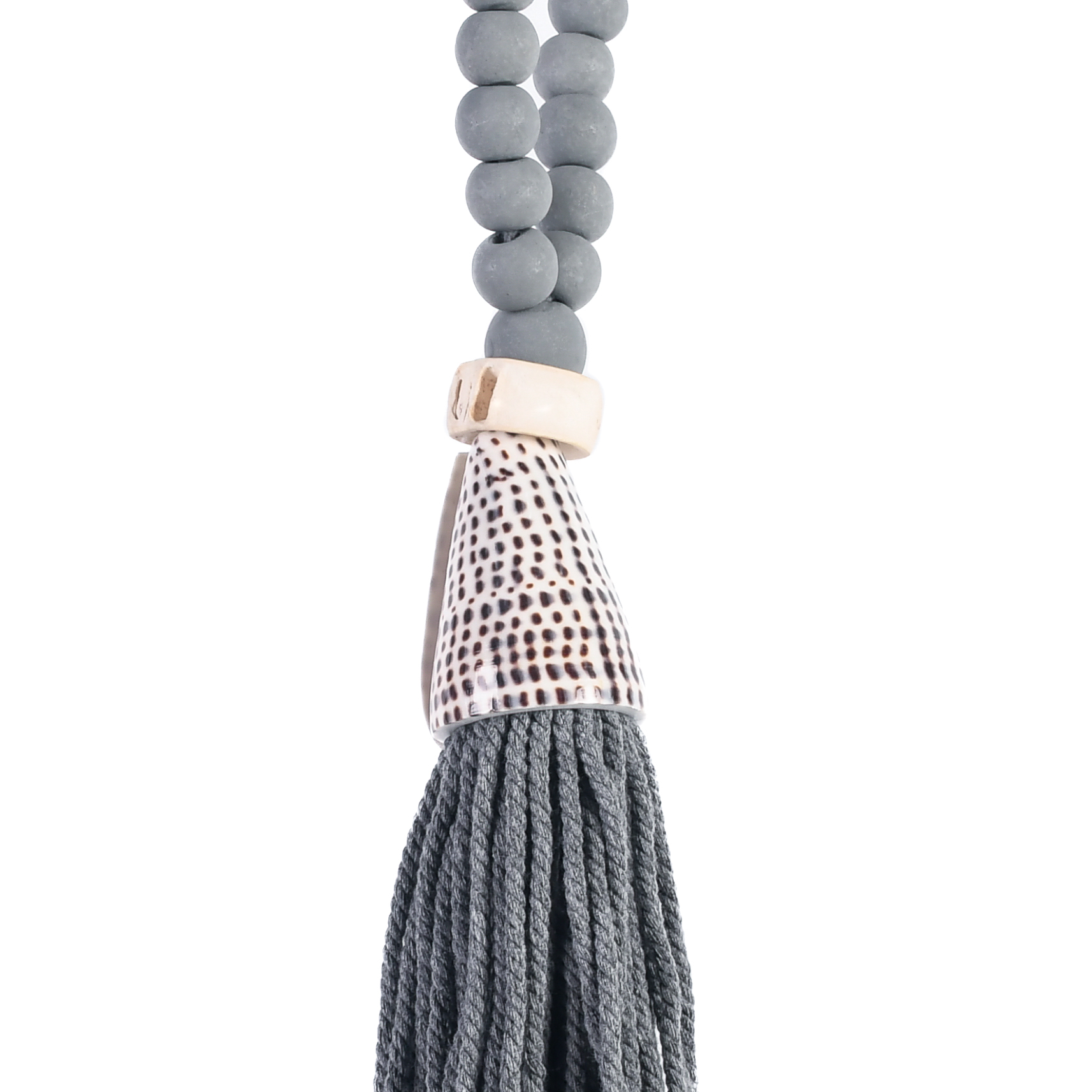 Tassel de Bali em Madeira com Caramujo Conus e Macramê Cinza - 65cm - Imagem 3